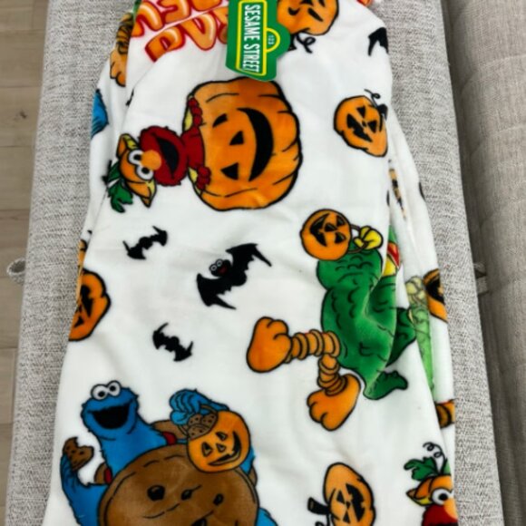 brrand new sesame street Halloween blanket - Picture 1 of 3